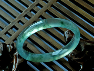 图文教你如何评估翡翠手镯的价值  第11张