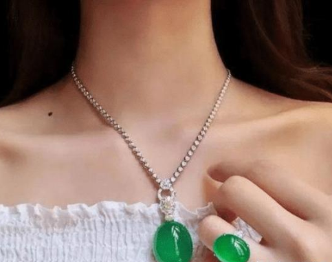 翡翠挂件上的蜡新型肺炎疫情过后，翡翠行业面临大洗牌！玉商该何去何从……  第3张