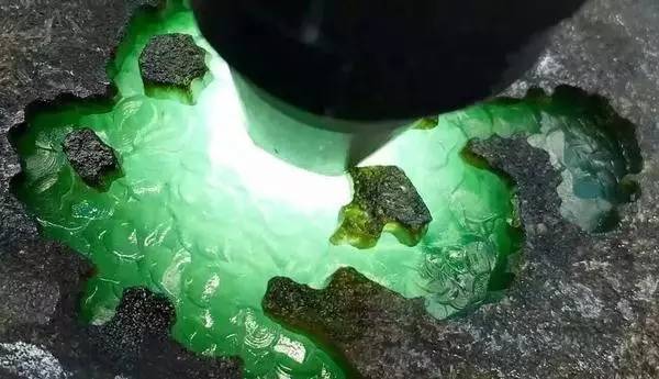 疯狂的玉石—翡翠，为何狂涨不停？  第1张