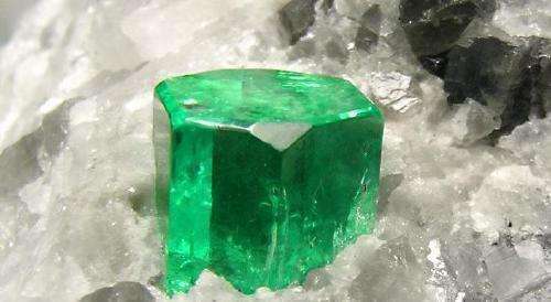 翡翠手镯料明料如何辨别红宝石真假？  第3张