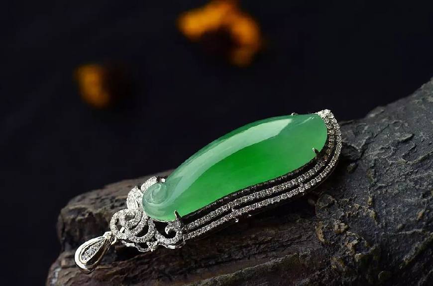 翡翠天空蓝原石翡翠的“纹”决定了翡翠的价格？然而90%的人却忽略了这个细节！  第2张