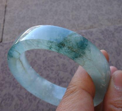 玉吊坠的翡翠水沫玉，别当翡翠卖也是很美的玉  第2张