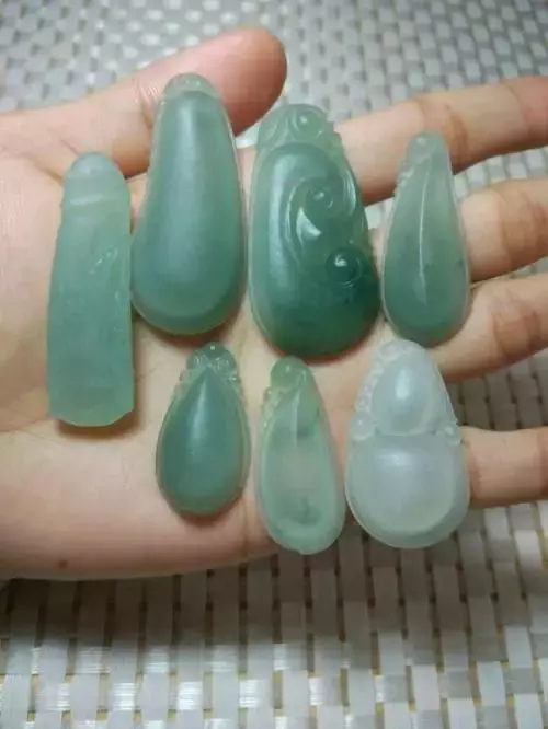 翡翠处理手镯图片欣赏翡翠毛货为什么便宜，它到底能不能买，一起看看里面的门道  第1张