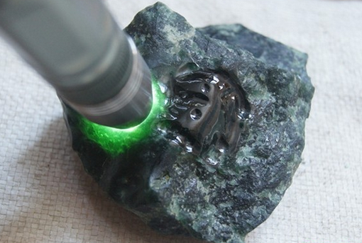 还没手掌大的墨翠原石，居然被万人争抢！为啥？  第10张