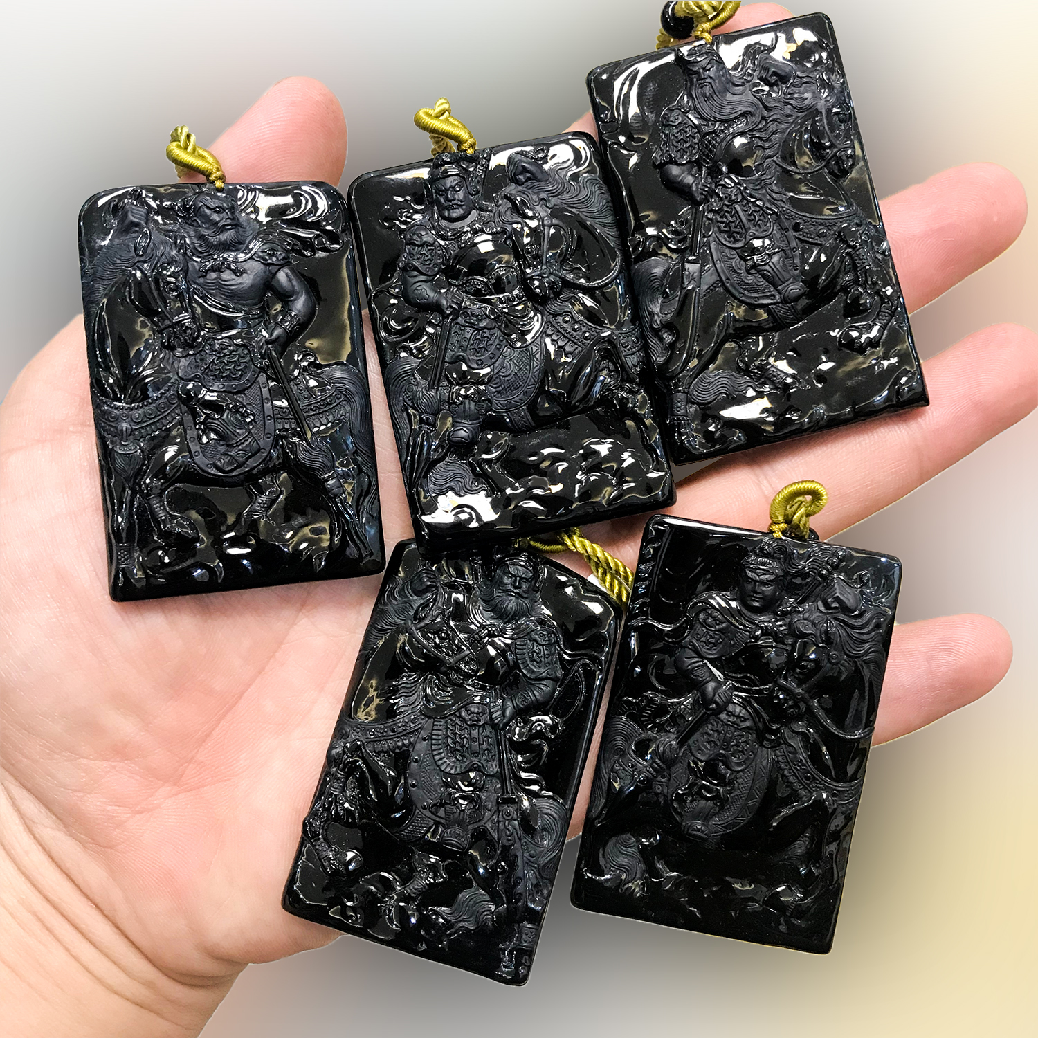 沉香翡翠挂件图片大全墨翠看上去一片漆黑，就不能用种、水、色来评价它了吗？墨翠看上去一片漆黑，就不能用种、水、色来评价它了吗？  第2张