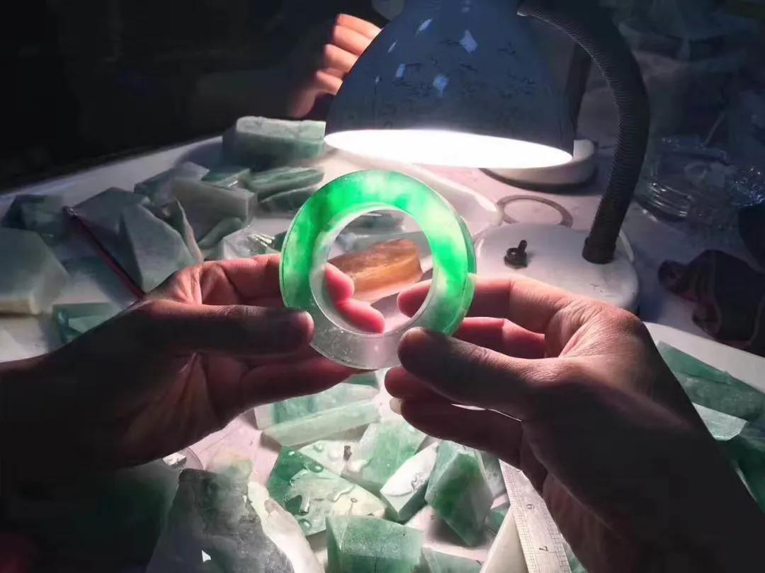 怎样鉴别玉石ab货翡翠还能这么玩：赌毛货你玩过吗？  第1张