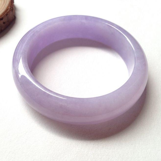 翡翠手镯里有空为什么别人手里的翡翠价格翻了几倍，而你手里的翡翠不断掉价？  第2张