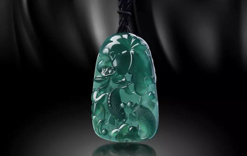 翡翠天空蓝原石翡翠的“纹”决定了翡翠的价格？然而90%的人却忽略了这个细节！  第1张