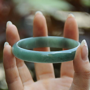 图文教你如何评估翡翠手镯的价值  第29张