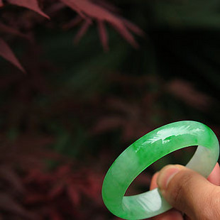 图文教你如何评估翡翠手镯的价值  第13张