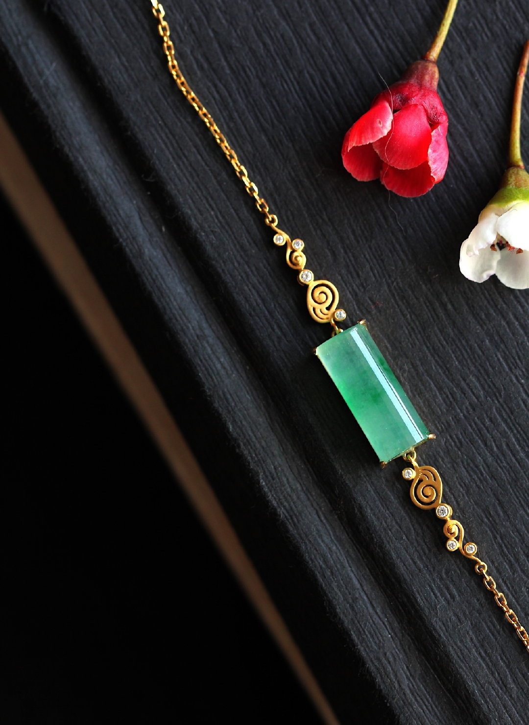 缅甸翡翠是翡翠吗?散落在人间的眼泪，翡翠不但精致优雅也新意十足，颠覆以前奶奶绿  第6张