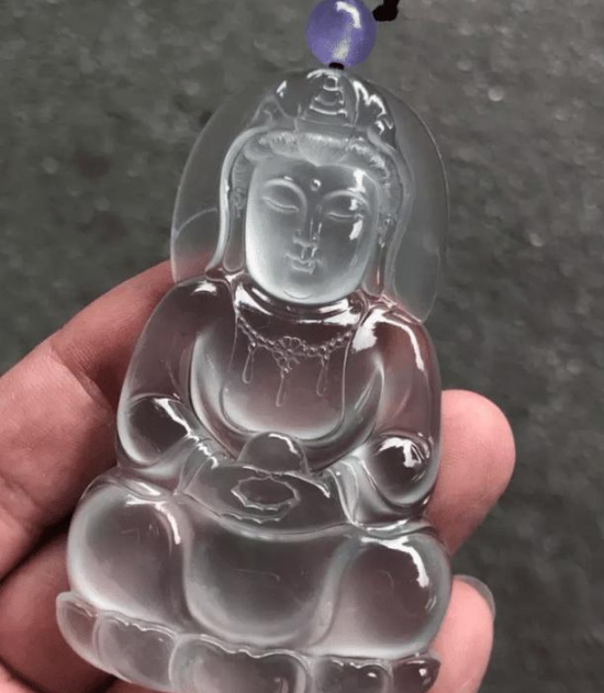 翡翠挂件上的蜡新型肺炎疫情过后，翡翠行业面临大洗牌！玉商该何去何从……  第1张