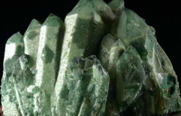 除了祖母绿，这十八种珍稀绿宝石你见过几种  第13张