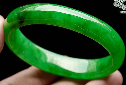 图文教你如何评估翡翠手镯的价值  第10张