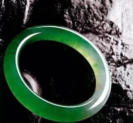 翡翠的价格为什么差距那么大？看着差不多的价格差那么多  第12张