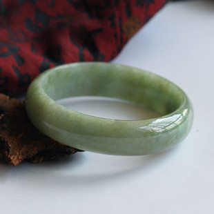 图文教你如何评估翡翠手镯的价值  第32张