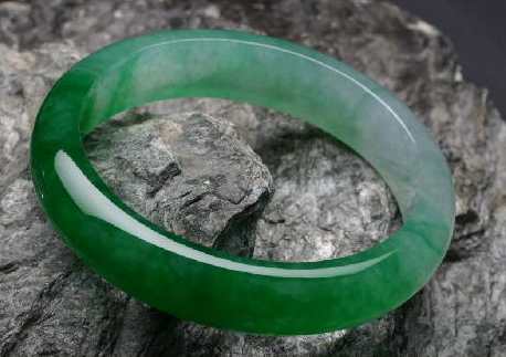 图文教你如何评估翡翠手镯的价值  第7张