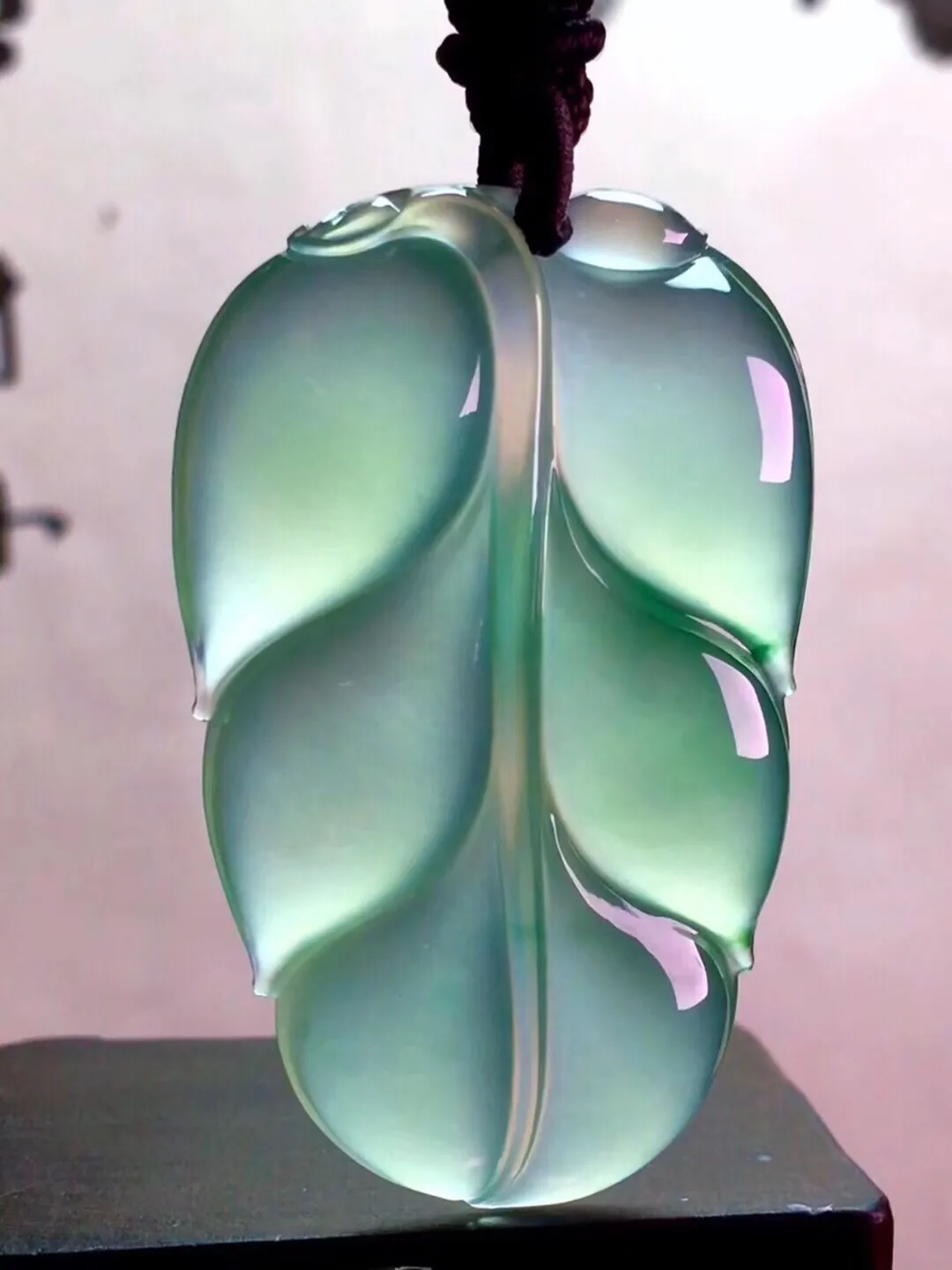 翡翠方吊坠是什么原因造成翡翠成品价位低迷呢？  第3张