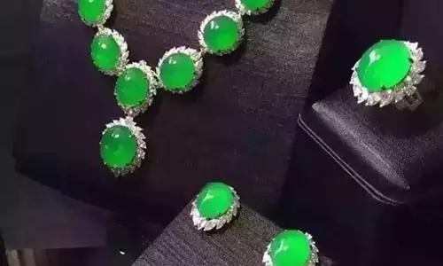 翡翠原石能作假吗说一说翡翠的价值,给你收藏翡翠的理由 第4张