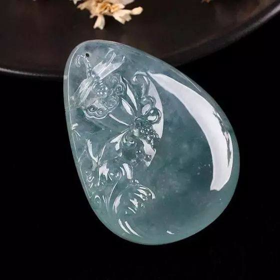 翡翠天空蓝原石翡翠的“纹”决定了翡翠的价格？然而90%的人却忽略了这个细节！  第6张