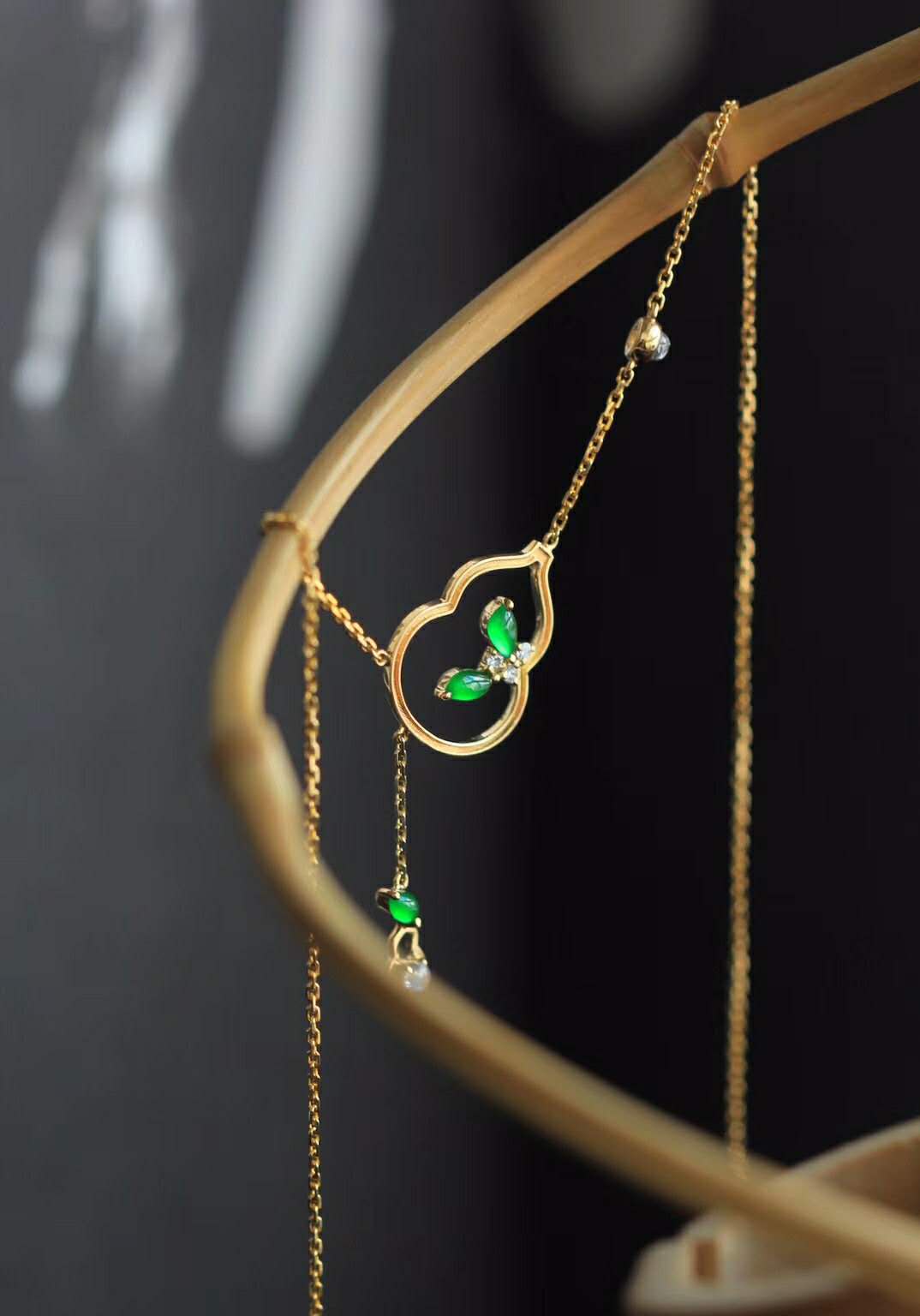 缅甸翡翠是翡翠吗?散落在人间的眼泪，翡翠不但精致优雅也新意十足，颠覆以前奶奶绿  第4张