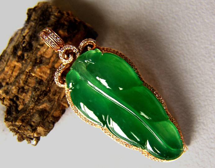 翡翠玉镯怎么鉴定为什么翡翠价值上涨如此之高？究竟是人为炒作，还是必然趋势？  第2张