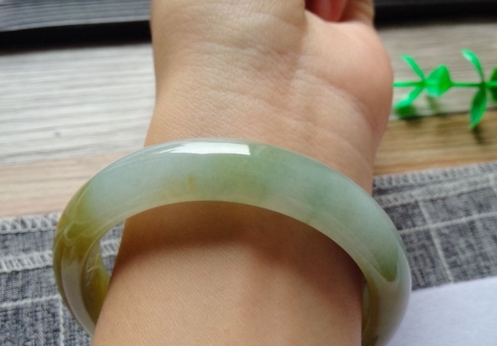 翡翠毛料一般什么价格你的手镯价值有多高？最先看的不是种水色而是它！  第7张