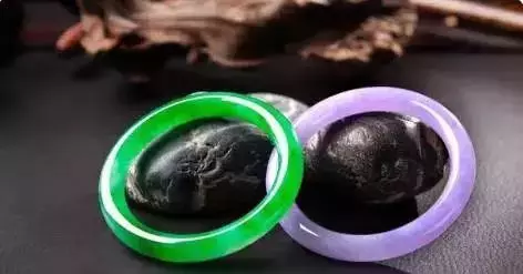 带癣的翡翠手镯价值影响翡翠价值的因素有哪些！  第2张
