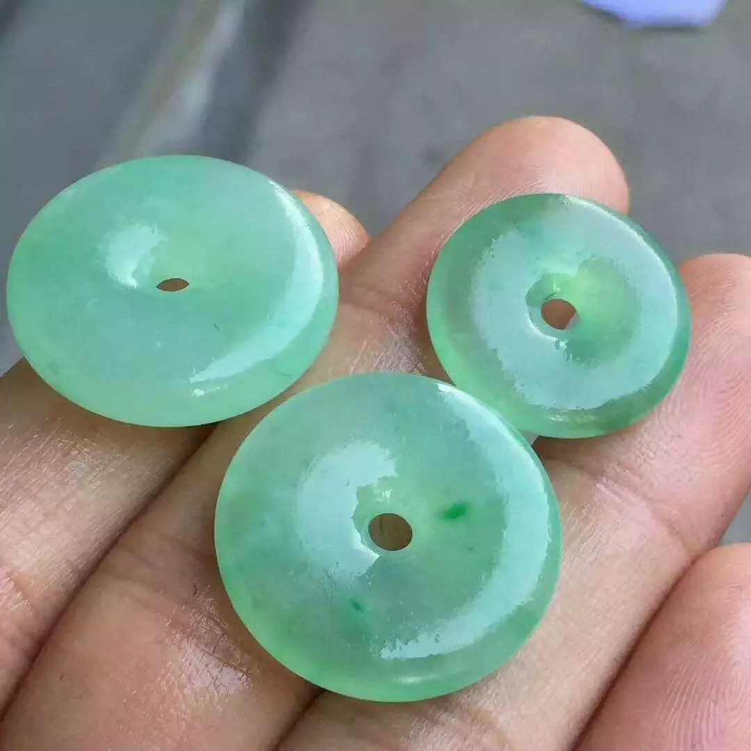 翡翠处理手镯图片欣赏翡翠毛货为什么便宜，它到底能不能买，一起看看里面的门道  第5张