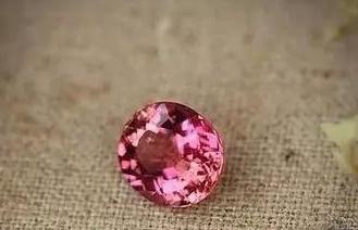 翡翠手镯戴黄最值钱的五种碧玺  第7张