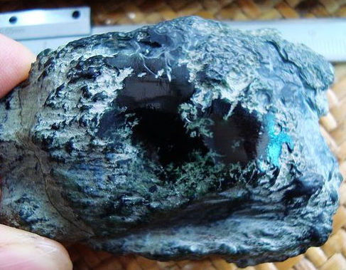 还没手掌大的墨翠原石，居然被万人争抢！为啥？  第3张