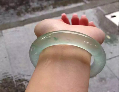 翡翠毛料一般什么价格你的手镯价值有多高？最先看的不是种水色而是它！  第2张