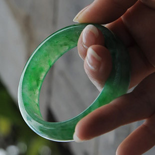 图文教你如何评估翡翠手镯的价值  第8张