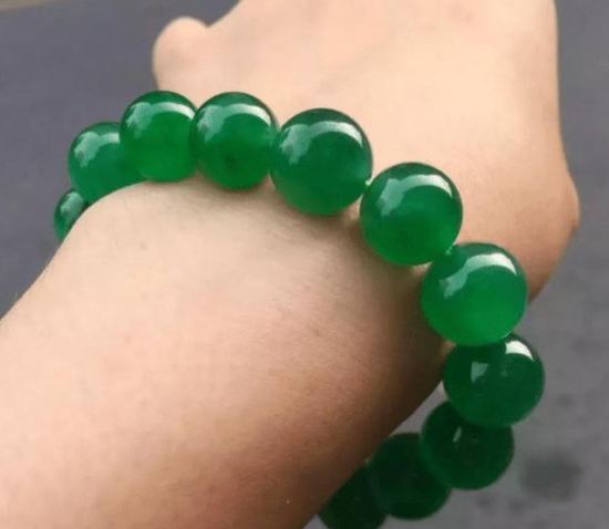 翡翠挂件上的蜡新型肺炎疫情过后，翡翠行业面临大洗牌！玉商该何去何从……  第5张