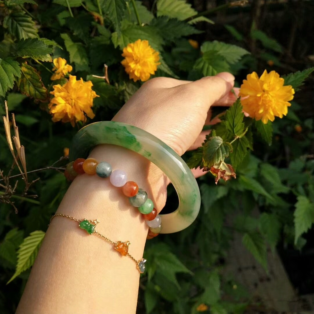 如何鉴别翡翠的真对翡翠不够了解？这里有关于翡翠的全面知识，看完就是小行家了！  第5张