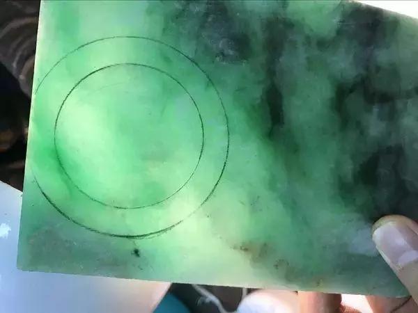 翡翠玉镯怎么鉴定为什么翡翠价值上涨如此之高？究竟是人为炒作，还是必然趋势？  第4张