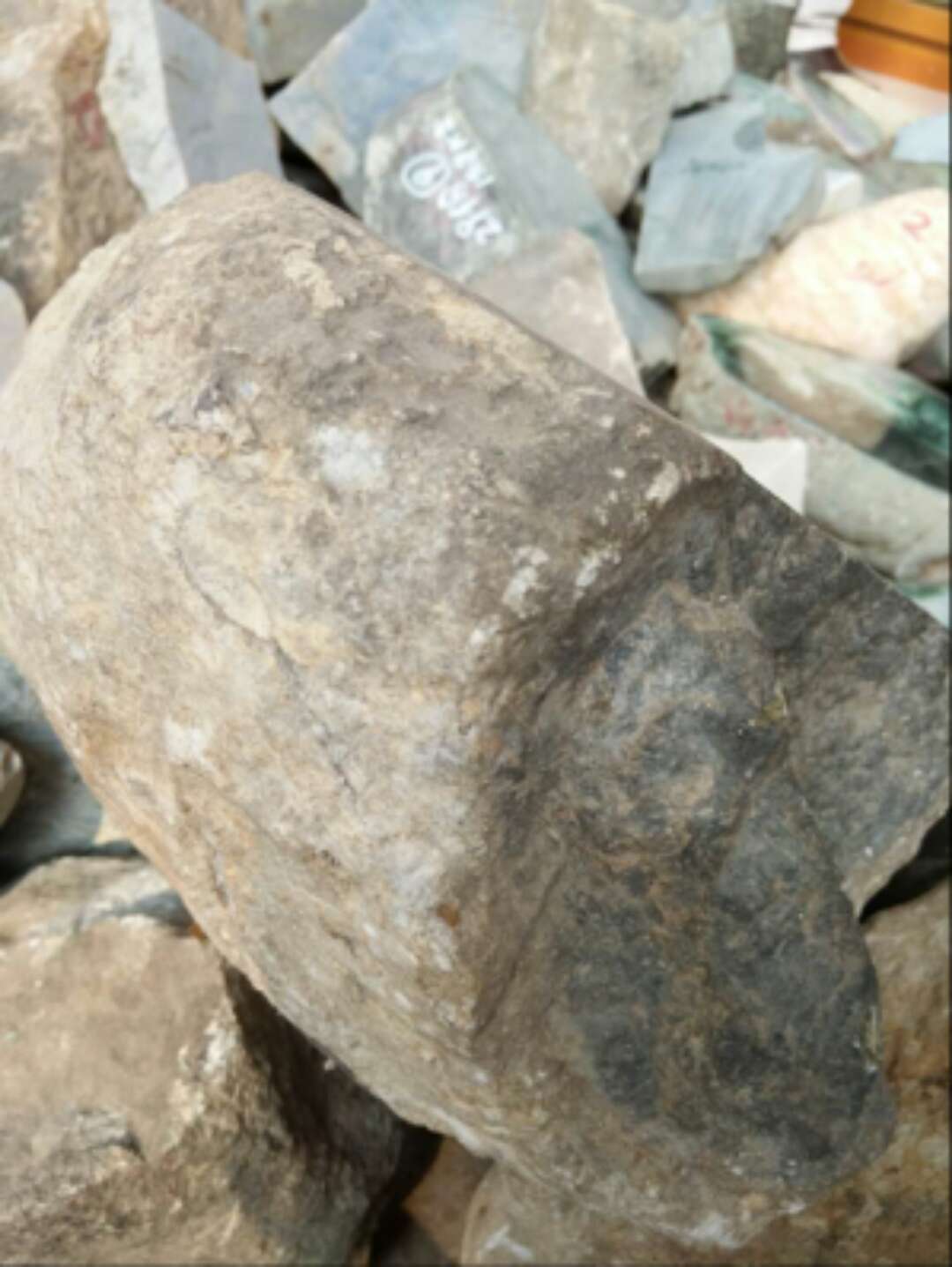 翡翠吊坠 白菜翡翠原石切出水沫玉，这是为什么？  第1张