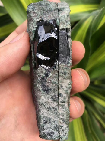 还没手掌大的墨翠原石，居然被万人争抢！为啥？  第5张