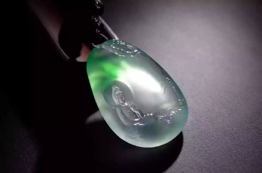 翡翠天空蓝原石翡翠的“纹”决定了翡翠的价格？然而90%的人却忽略了这个细节！  第5张