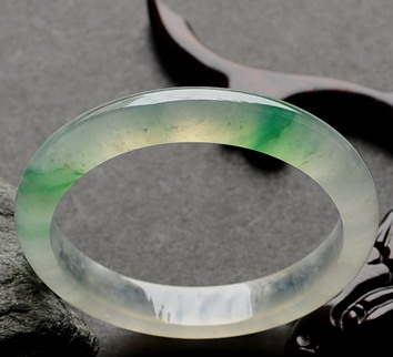 图文教你如何评估翡翠手镯的价值  第21张