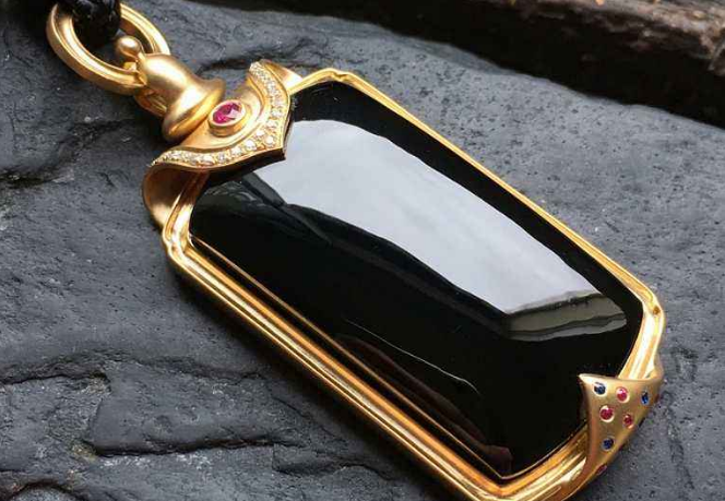 碧玉跟翡翠的区别黑色的石头别急着扔，普通人都不认识的珍稀墨翠！  第5张