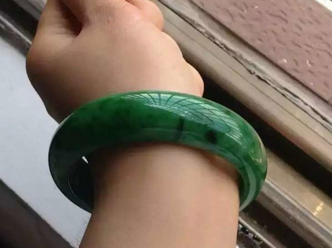 翡翠毛料一般什么价格你的手镯价值有多高？最先看的不是种水色而是它！  第6张