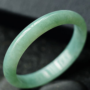 图文教你如何评估翡翠手镯的价值  第27张