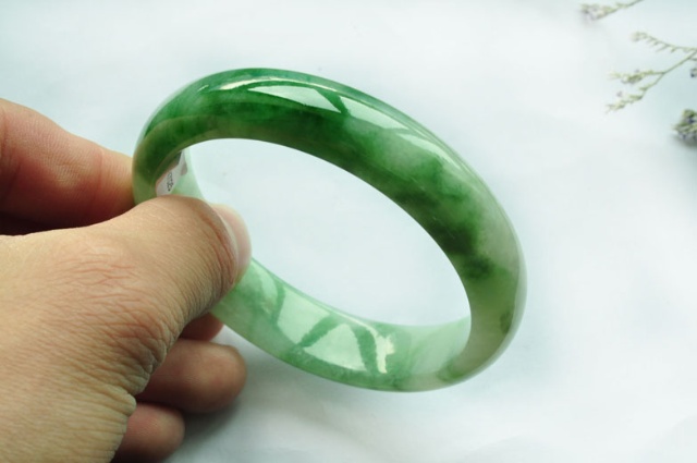 图文教你如何评估翡翠手镯的价值  第31张