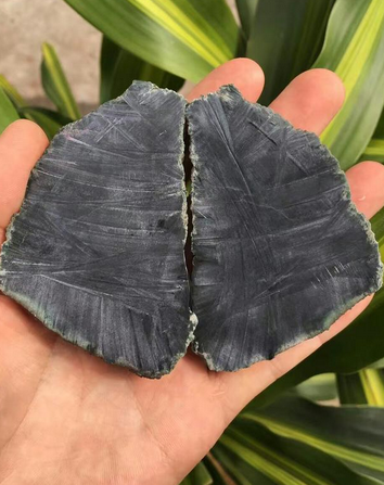 还没手掌大的墨翠原石，居然被万人争抢！为啥？  第8张