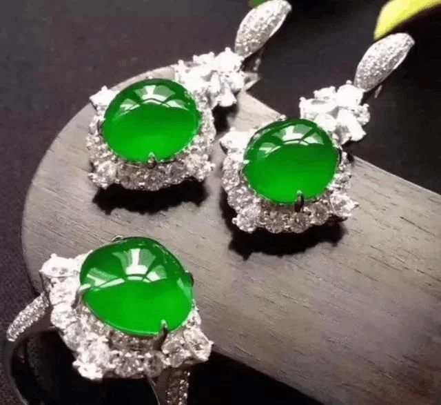 翡翠的价格为什么差距那么大？看着差不多的价格差那么多  第6张