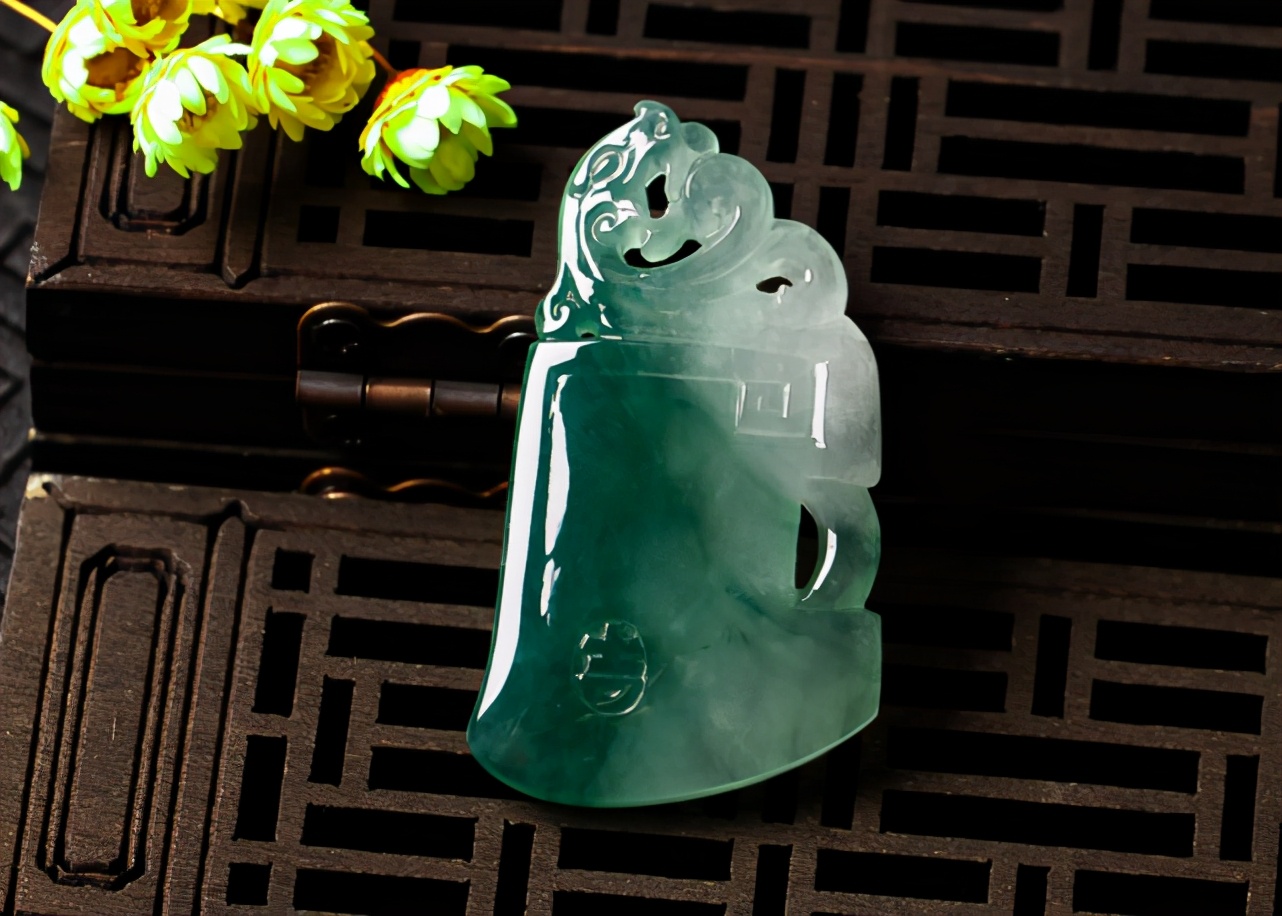 翡翠原石如何处理关于翡翠升值保值的问题，你了解多少？  第7张