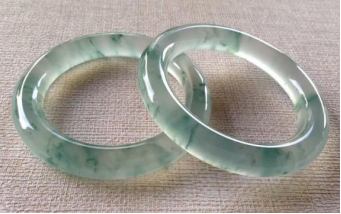 翡翠猫眼手镯价格一字之差，价格相差千万！  第1张