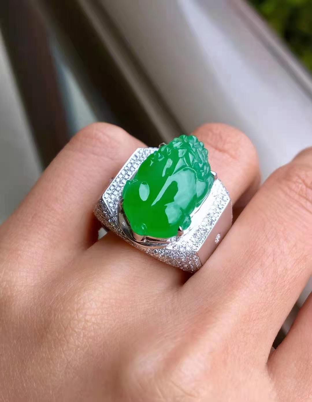 玉吊坠的翡翠玉器价格冰火两重天：高档翡翠高涨 普通玉器暴跌  第4张