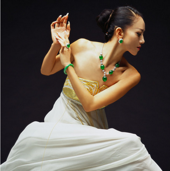 翡翠手镯豆底飘花翡翠为何“以绿为贵”？  第3张